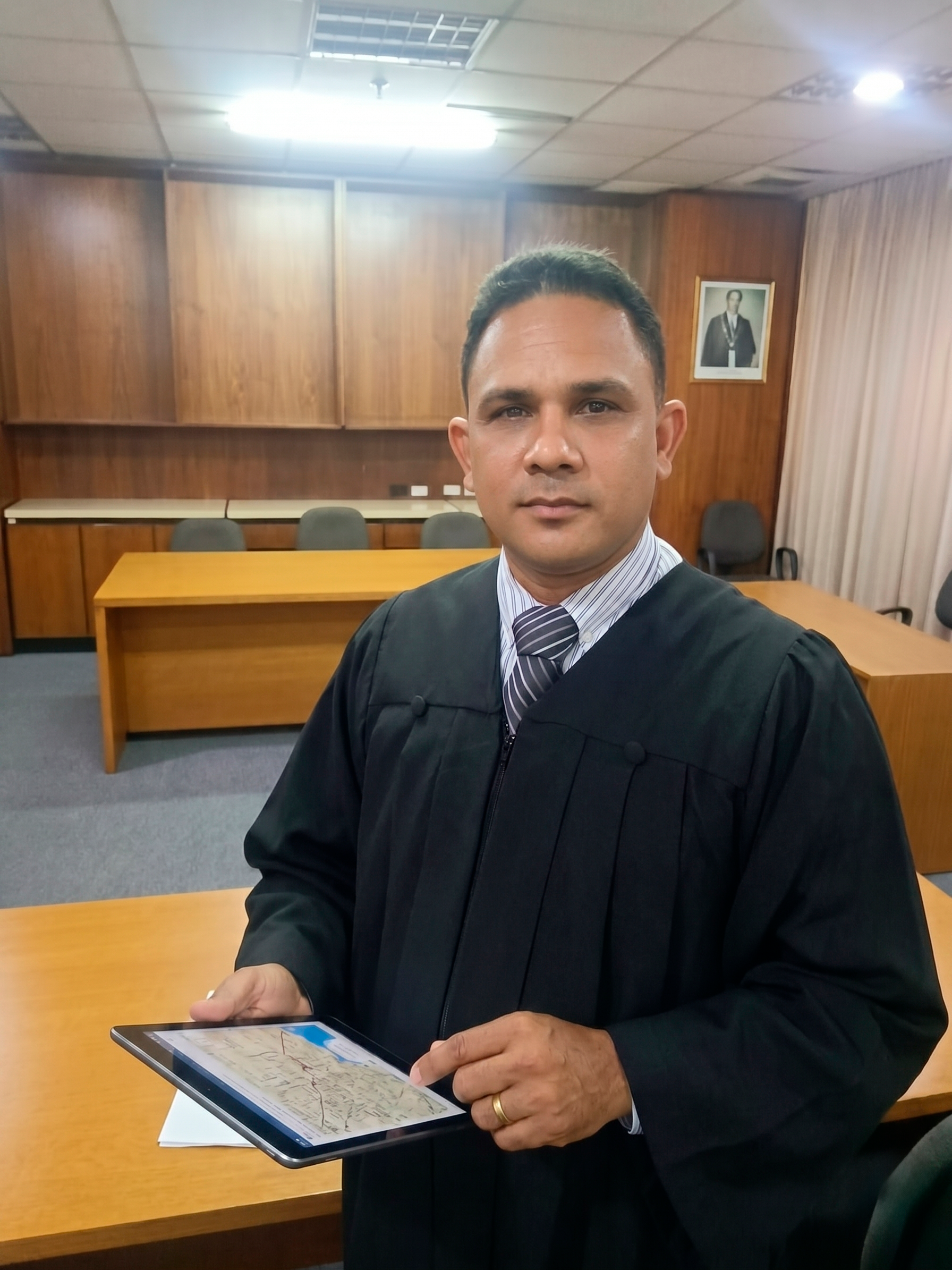 Abogado senior de AGRAIS LABORAL parado en un juzgado con vestimenta formal